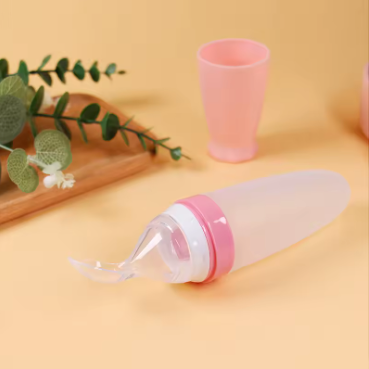 SqueezeFeeder Baby Silikon-Fütterflasche mit Löffel