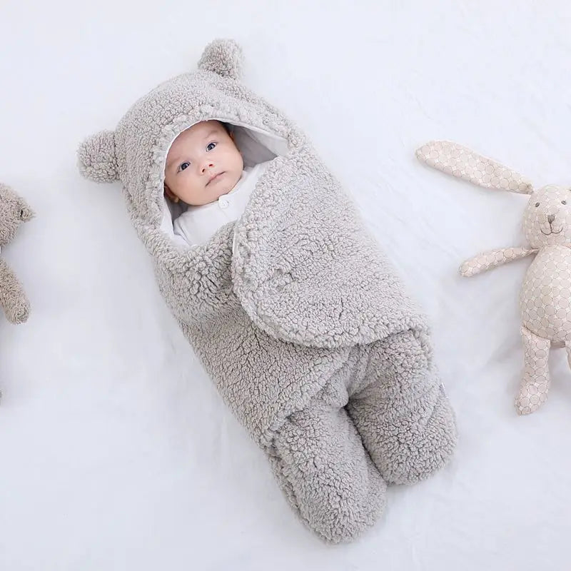 KuschelBär – Plüsch-Strampler für den Winter 🐻❄️